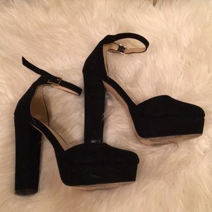 Black pumps